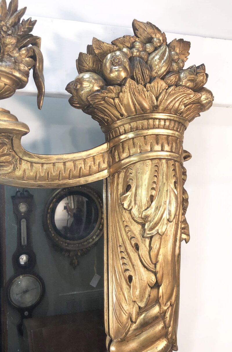 Early 19th Century American Federal Gilt Wood Mirror