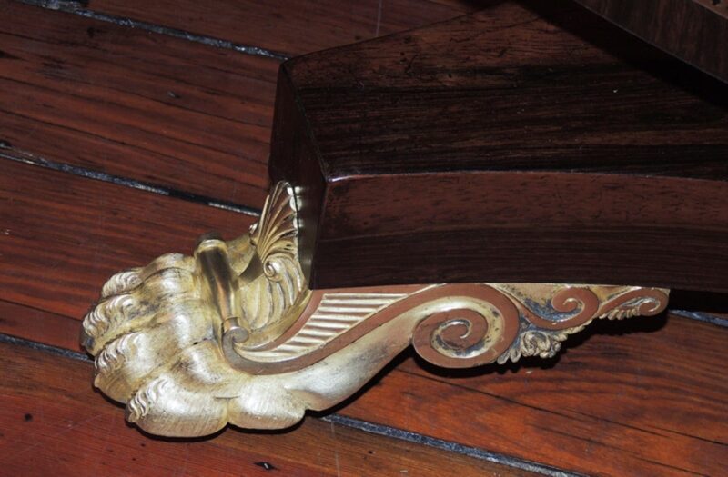 19th Century English Regency Rosewood Breakfast Table with Gilt Paw Feet - Image 5